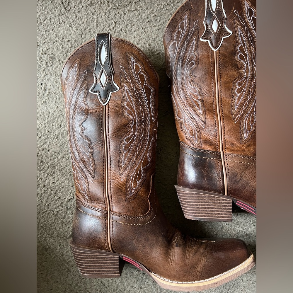 Justin Boots Brown Leather Western Heeled Boots - Picture 2 of 8